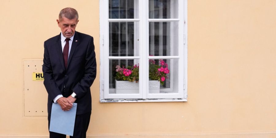 Der tschechische Ministerpräsident Andrej Babi· trifft ein, um bei den Senats- und Kommunalwahlen seine Stimme abzugeben. Foto: Petr David Josek/AP/dpa