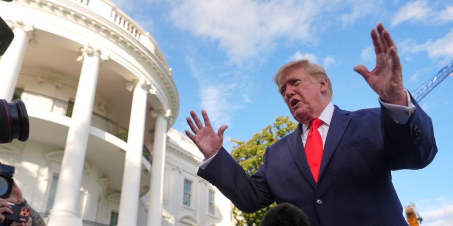 US-Präsident Donald Trump spricht mit Reportern. Foto: Julia Demaree Nikhinson/AP/dpa