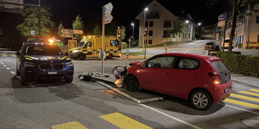 Die Wucht des Aufpralls riss den Mast des Fussgänger-Lichtsignals aus der Verankerung.