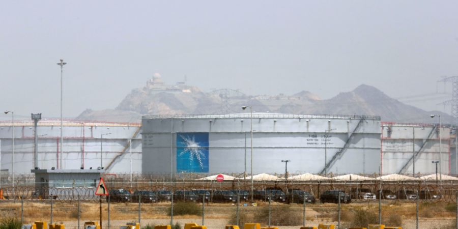 ARCHIV - Tanklager in der North Jiddah Bulk Plant, einer Ölanlage von Saudi Aramco. Foto: Amr Nabil/AP/dpa