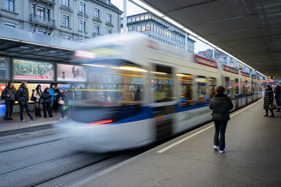 Er fuhr den Rest der Strecke mit dem Tram nach Hause.