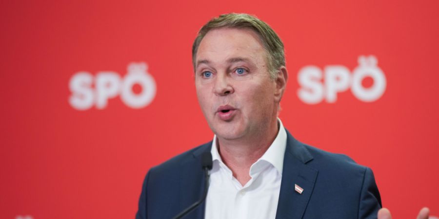 Der SPÖ-Bundesvorsitzende Andreas Babler während einer Stellungnahme anlässlich eines Treffens mit den SPÖ-Landesspitzen in Wien. Foto: Georg Hochmuth/APA/dpa