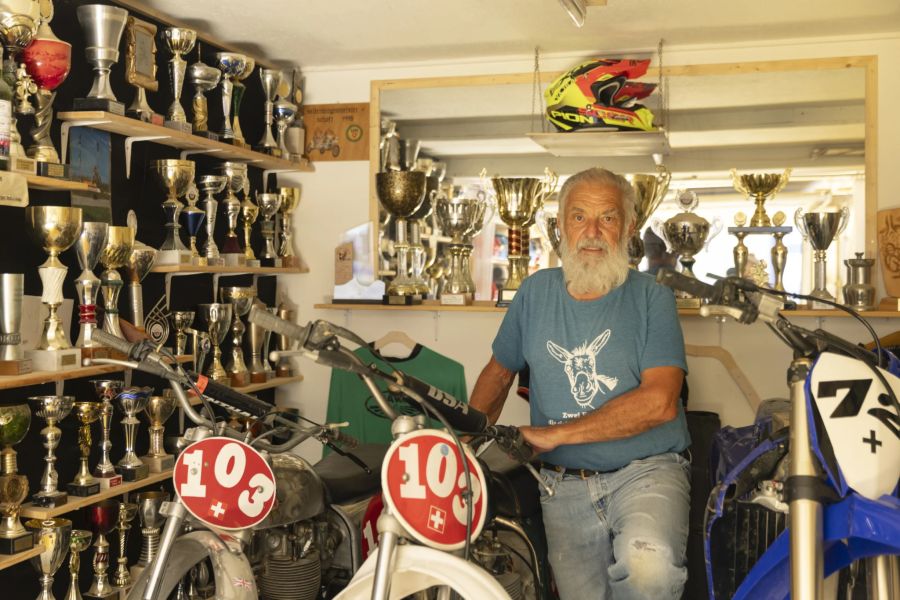 Rudolf «Ruedi» Künzler mit seinen drei Motocross-Maschinen.