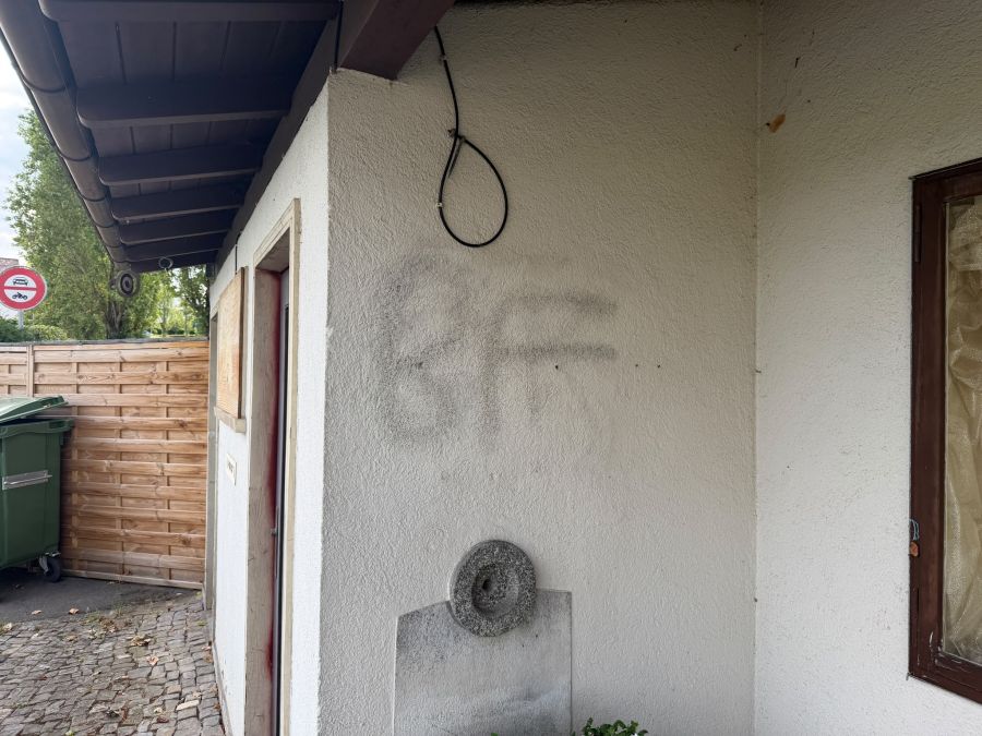 ... dort hinterliessen sie neben phallischen Symbolen auch Buchstaben-Kürzel. So sieht die Fassade wenige Tage später aus – Rückstände sind immer noch zu erkennen.