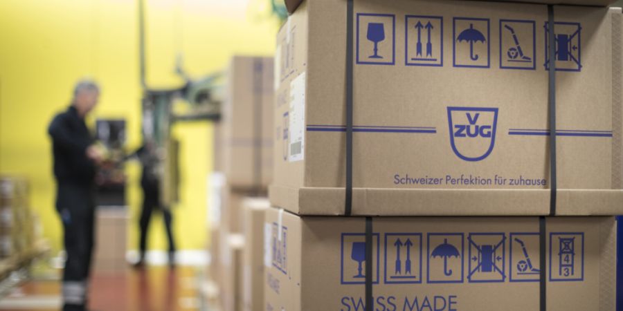 Bestellte Maschinen werden zur Lieferung bereitgemacht, aufgenommen in der V-ZUG-Fabrik in Zug. (Symbolbild)