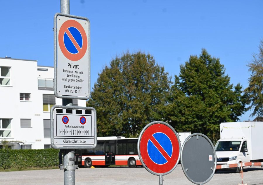 Der Schilderwald bei der Wiler Allmend kann wohl auch für Verwirrung sorgen. So geschehen bei einer WN-Leserin.