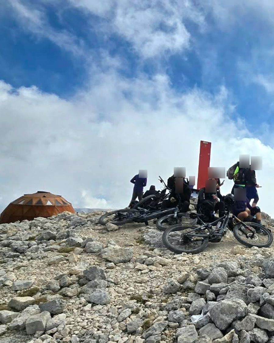 Fahrrad-Touren sind auf dem Monte Amaro verboten. Die abgebildete Truppe scheint dies nicht zu berücksichtigen.