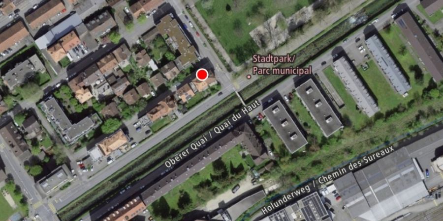 Eine neue Fussgänger- und Velobrücke überspannt die Schüss an der Bubenbergstrasse in Biel.