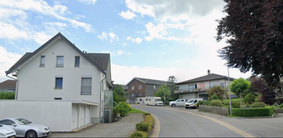 Die Strasse führt durch ein Wohnquartier.