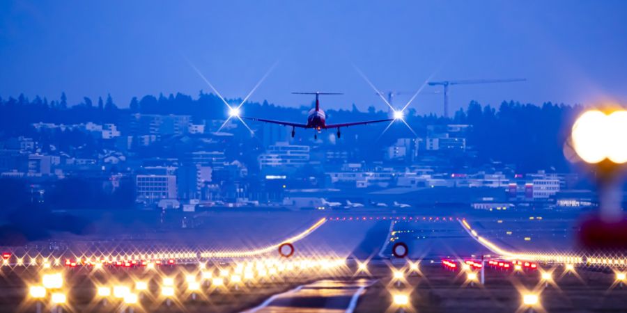 Kantonsratsmitglieder verlangen vom Regierungsrat Antworten zur Handhabung der Verpätungsregelung nach 23 Uhr am Flughafen Zürich. (Archivbild)