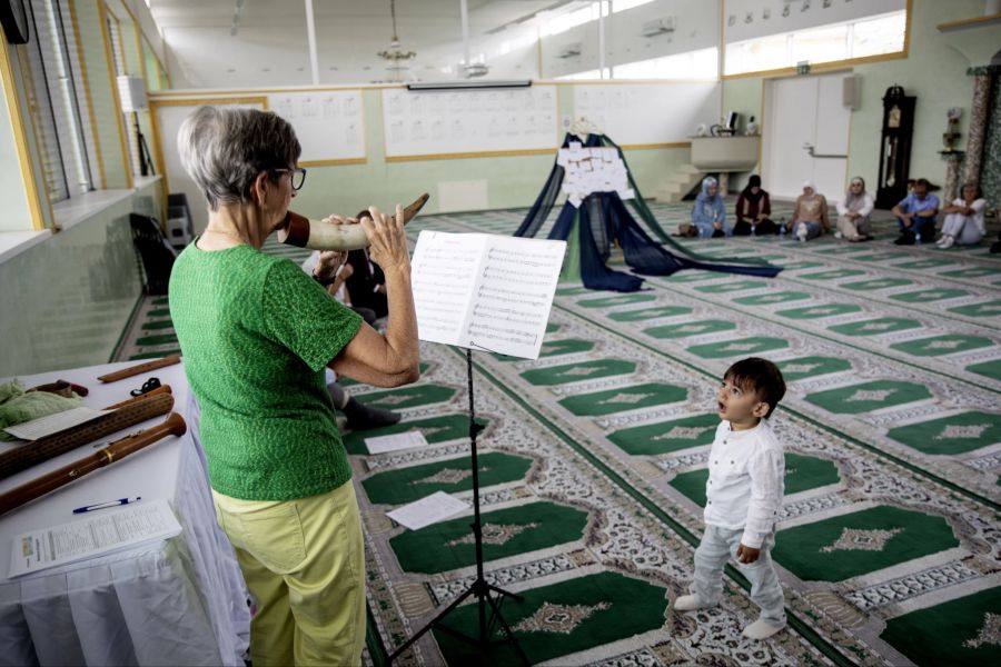 Der jüngste Gast an der interreligiösen Andacht war fasziniert vom Flötenspiel.