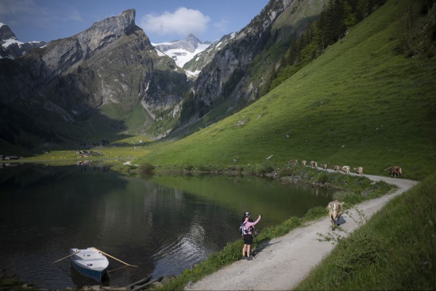 Adib und sein Kumpel wollen nach der langen Wanderung noch in den See.