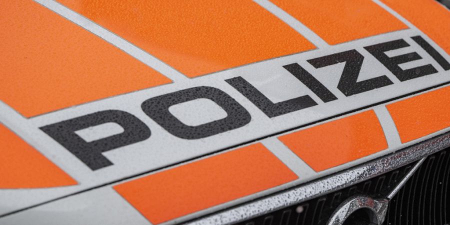 Die Kantonspolizei Schwyz ermittelt zusammen mit der Staatsanwaltschaft gegen die 47-jährige Betrügerin. (Symbolbild)