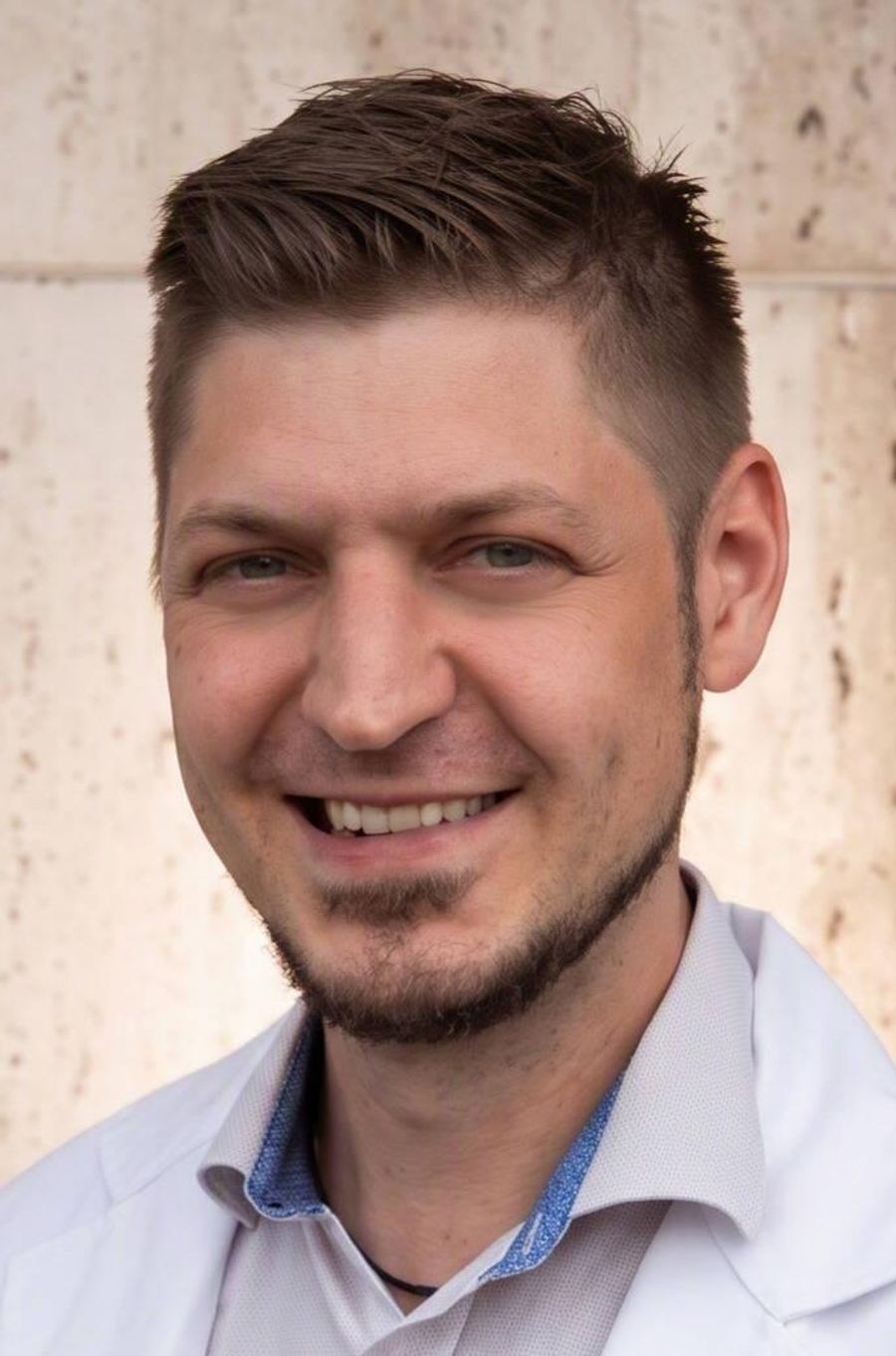 Simon Nicolussi stellt in der Stauffacher Apotheke Cannabisarzneien her. PD