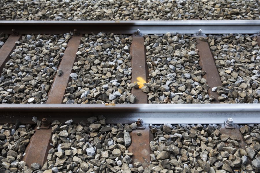 Als Massnahme gegen die Hitze testete die SBB weisse Farbe für die Gleise.