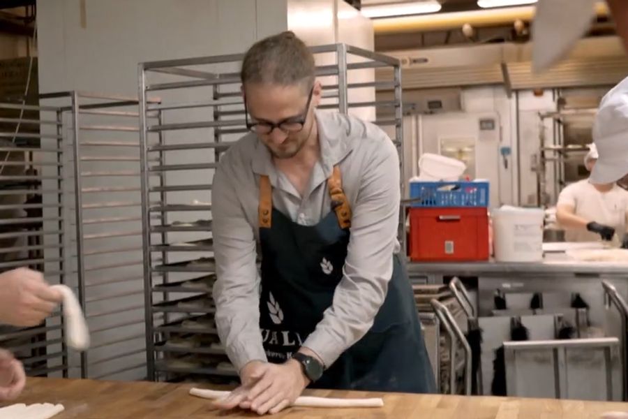 Martin Mayer von der Bäckerei Vuaillat bei der Arbeit.
