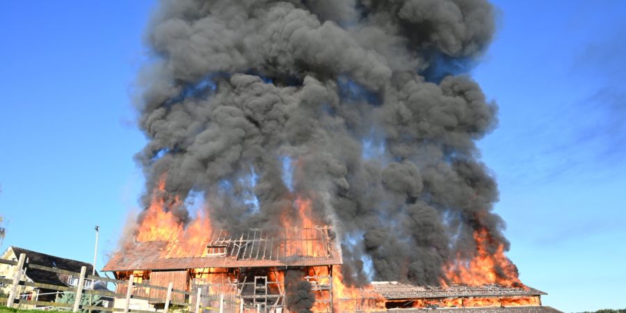 Zwei Scheunen standen am vergangenen Samstag in Vollbrand. Retten konnte die Feuerwehr nichts mehr. KapoSG