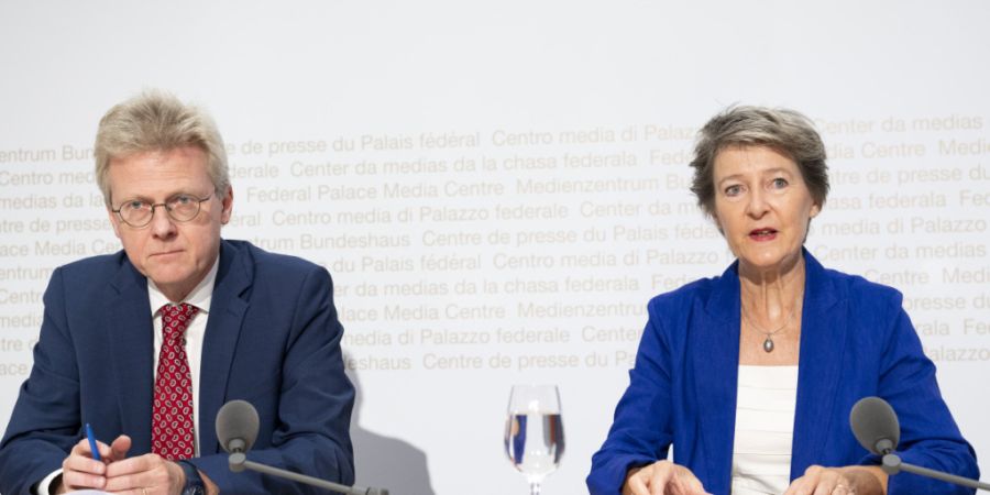 KHBK-Präsidentin Simonetta Sommaruga und Vizepräsident Felix Uhlmann an der Medienkonferenz in Bern.