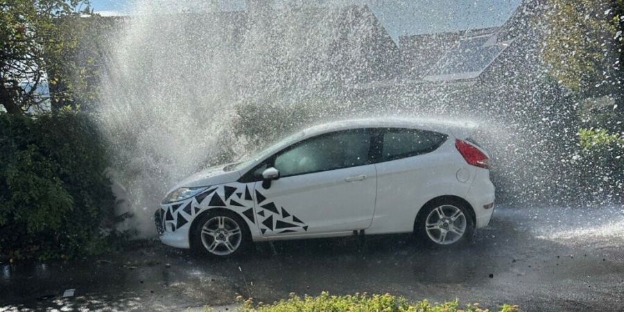 Der geflüchtete Autofahrer kollidierte in Wil SG mit einem Hydranten. Das Bild wurde der Kantonspolizei von einer Passantin zugestellt.