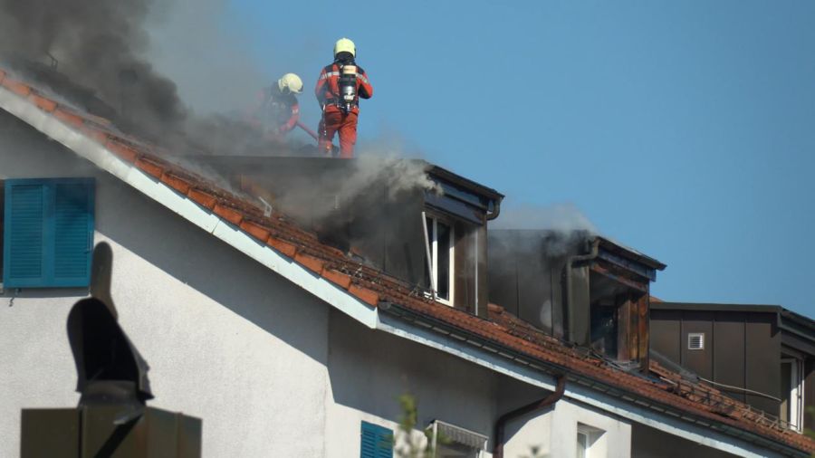 Das Feuer brach im Dachstock eines Mehrfamilienhauses aus