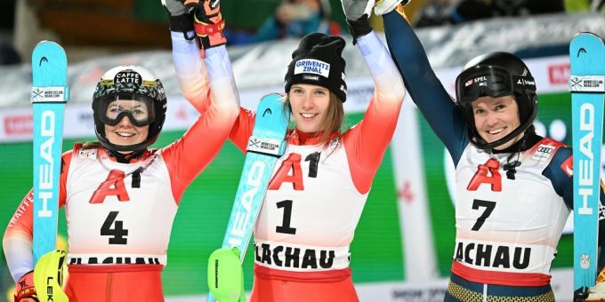 Camille Rast und Wendy Holdener jubeln beim Flachau-Slalom. Die Zweitklassierte nervt sich über den knappen Rückstand. Camille Rast wendy holdener