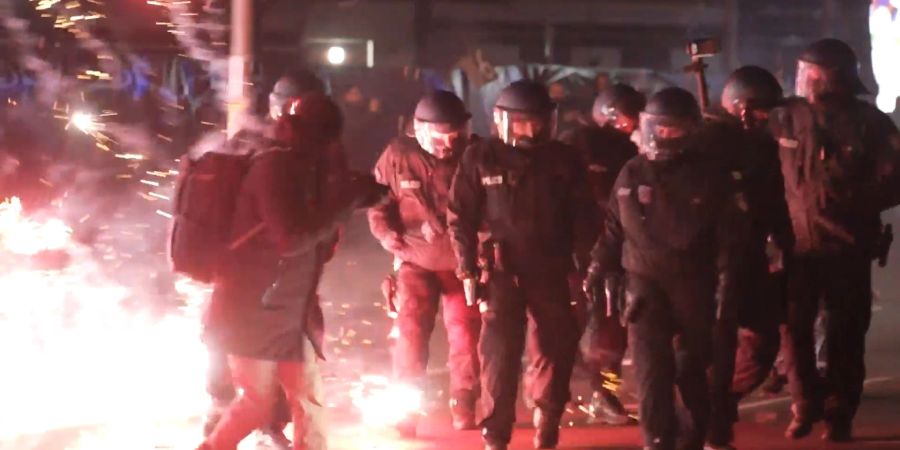 Polizisten in der Silvesternacht in Berlin. (Archivbild)