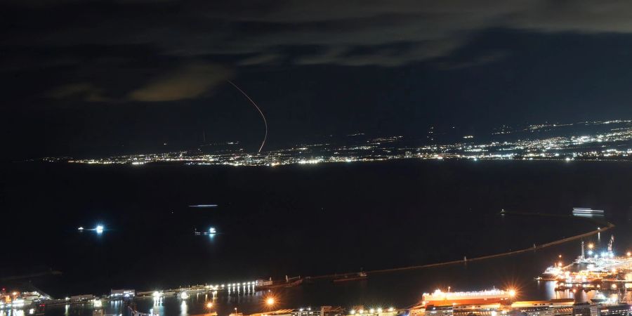 Israels Luftwaffe hat nach eigenen Angaben in der Nacht eine Rakete aus dem Jemen abgefangen. (Archivbild)