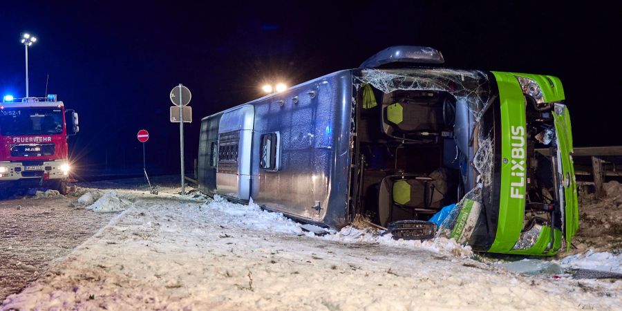 Ein Reisebus auf dem Weg nach Polen kippt auf der A11 auf die Seite. Zwei Menschen sterben. (Foto aktuell)