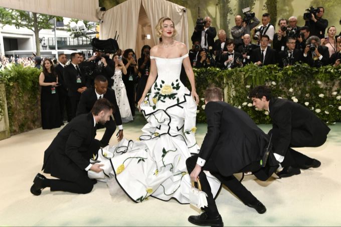 Immenser Aufwand für einen Abend: Gigi Hadids Kleid von Designer Thom Browne. gigi hadid