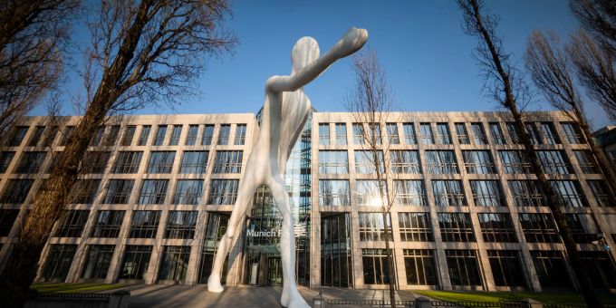 Die Zentrale der Rückversicherung Munich Re. Ihre Fachleute haben die weltweite Entwicklung der Cyberkriminalität im Blick. (Archivbild) Munich Re