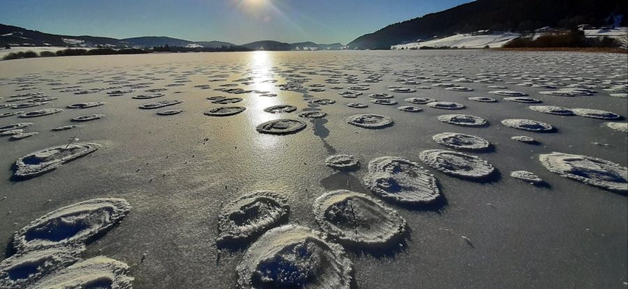 Die Schneeinseln bilden sich bei sehr kalten Temperaturen und leichtem Wind.