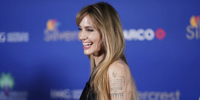 Angelina Jolie strahlt auf dem roten Teppich. Angelina Jolie