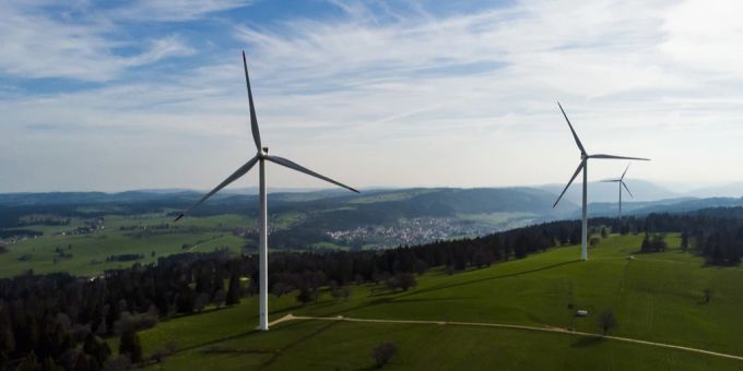 Im Wald bei Kirchlindach BE sind fünf Windturbinen geplant – die Bewohner wehren sich. (Symbolbild) Windräder schweiz