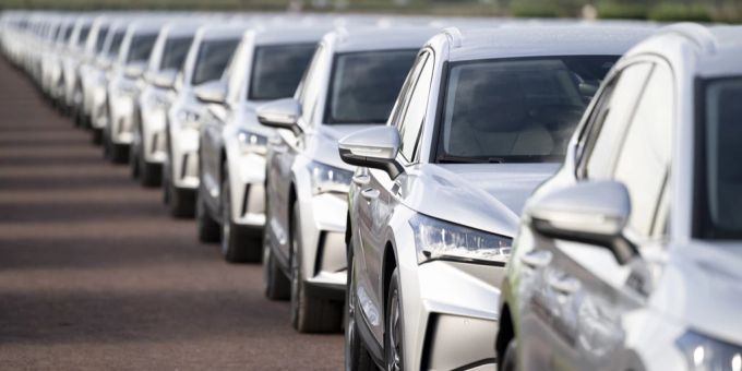 Die Branche hofft beim Verkauf von E-Autos auf die Unterstützung des Bundes. (Symbolbild) e Autos in Kolonne