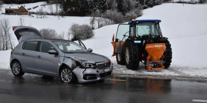Kollision zwischen Auto und Traktor in Teufen. Kollision in Teufen.