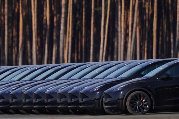 Tesla wehrt sich gegen die EU-Zölle, die auf E-Autos aus China anfallen sollen. china tesla