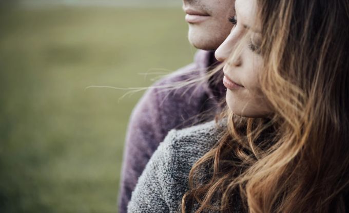 Wie erkennt man, ob es nur eine schwere Verliebtheit oder doch wahre Liebe ist? paar hält sich im arm
