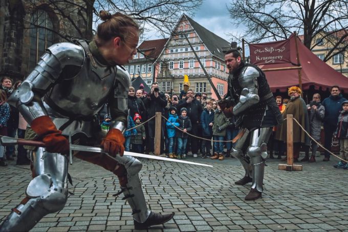 Authentische Ritter sind in den Gassen präsent. Kopfsteinpflaster Ritter Publikum Innenstadt