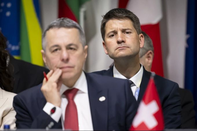 Gabriel Lüchinger, Chef der Abteilung Internationale Sicherheit im EDA, sitzt hinter Aussenminister Ignazio Cassis, während der Ukraine-Konferenz auf dem Bürgenstock. Lüchinger wird Sondergesandter für die USA. Gabriel Lüchinger Ignazio Cassis
