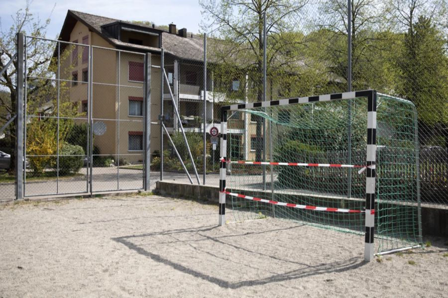 Absperrbänder sperren während der Coronavirus Pandemie ein Fussballtor auf einem Schulhof in Burgdorf.