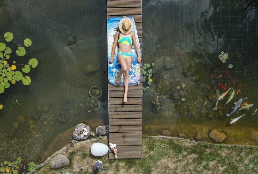 In Uetikon am Zürichsee wollte eine Frau ihren naturbelassenen Schwimmteich mit Chlor reinigen. (Symbolbild)