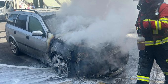 Morschach SZ - Rauch und Flammen im Motorraum