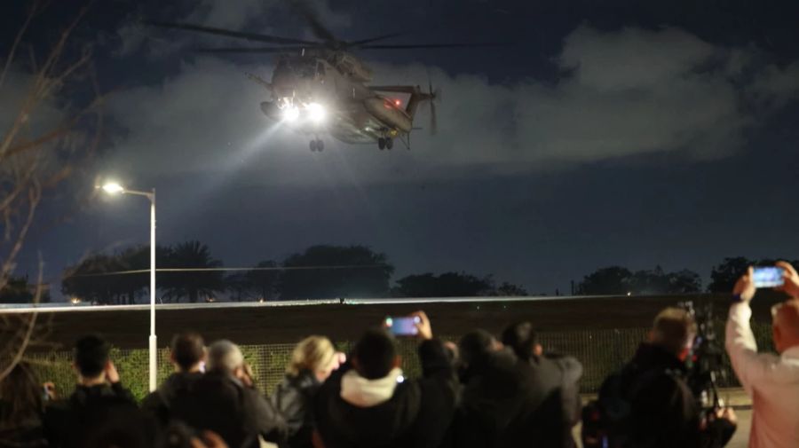 Mittels Militärhelikopter wurden die freigelassenen Geiseln vom Süden Israels nahe der Hauptstadt Tel Aviv gebracht.