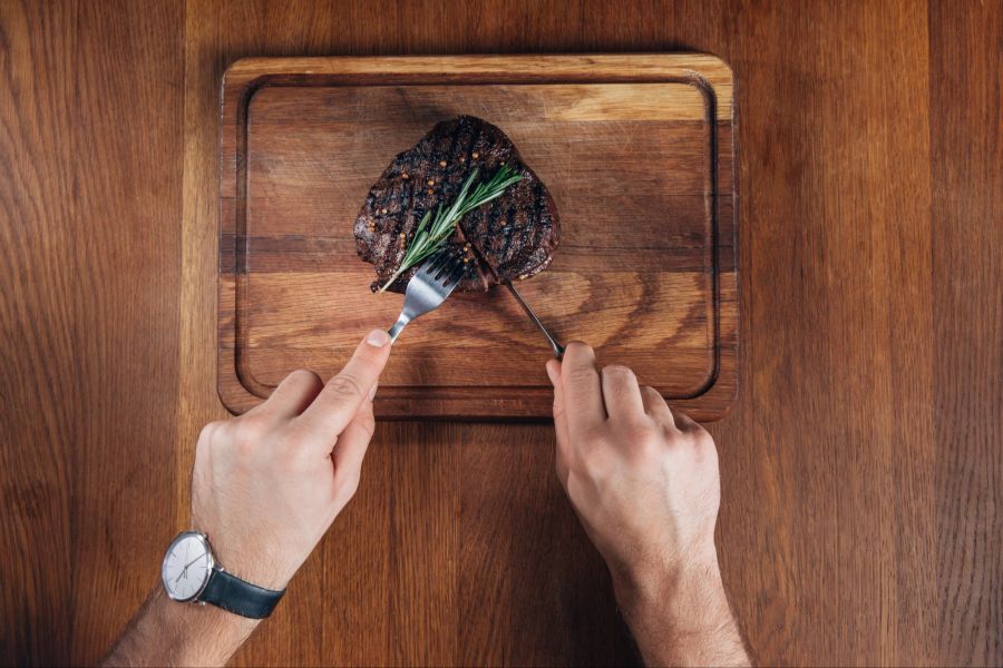 Fleisch, Hände schneiden ein Steak