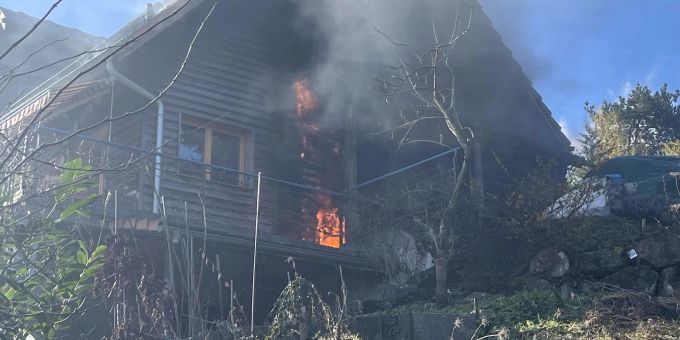 Rüschlikon ZH: Brand in Einfamilienhaus. Rüschlikon ZH Brand