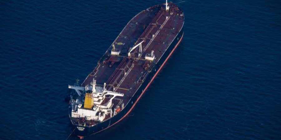 Der Tanker «Eventin» ankert inzwischen selbstständig, nachdem er zuvor von Schleppern gehalten wurde. Weiterfahren darf er vorerst nicht, obwohl die Maschine wieder läuft.