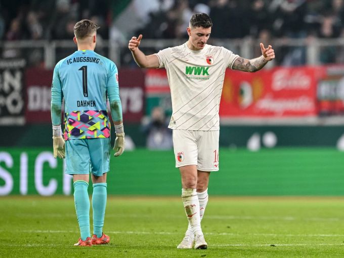 Augsburgs Torwart Finn Dahmen (l) und Augsburgs Cedric Zesiger (r) reagieren nach dem Spiel in der Bundesliga unzufrieden. Bundesliga