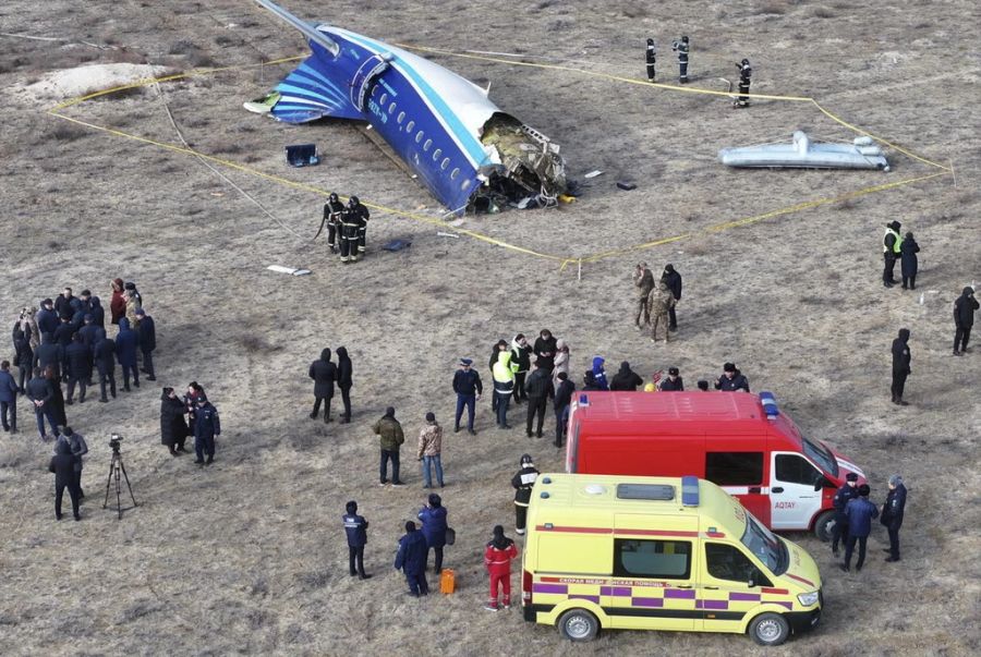 Vor dem Flugzeugabsturz seien Splitter in die Maschine eingedrungen.