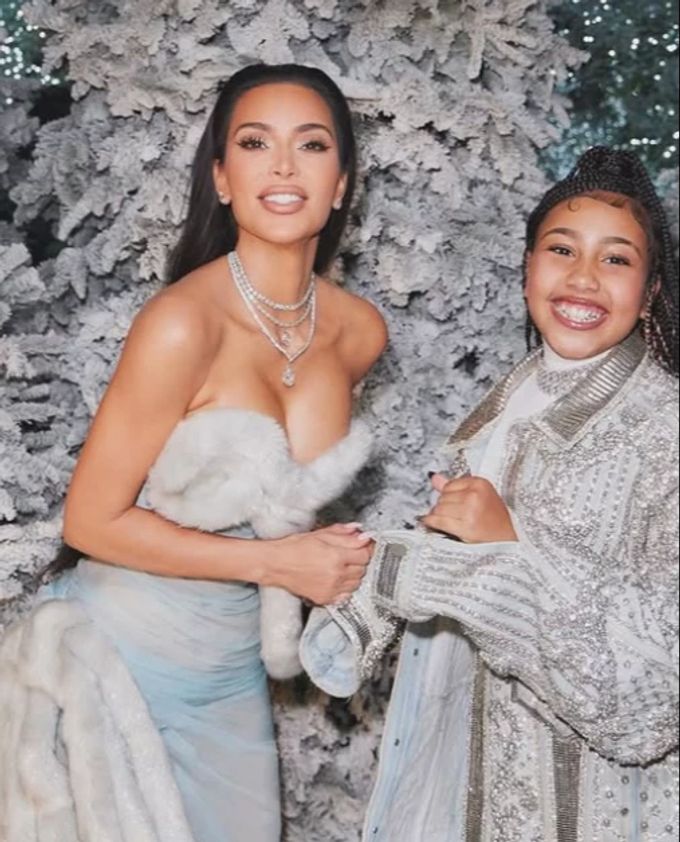 Kim Kardashian mit Tochter North an Weihnachten letztes Jahr. Kim North