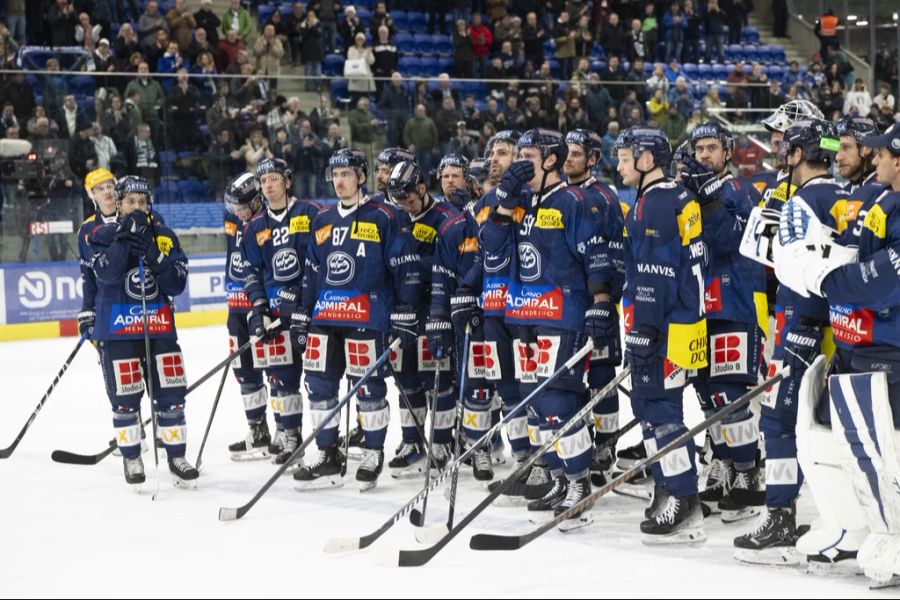 Der Verteidiger erhält die Unterstützung seines Teams.